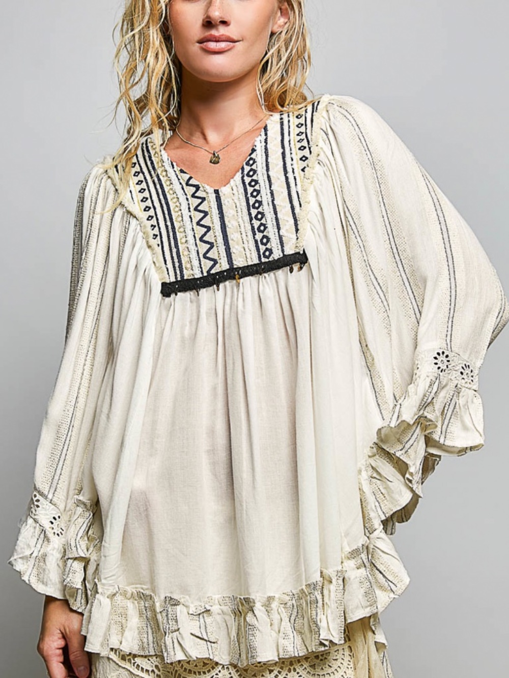 🎉 POL “ CYNTHIA “ POL PONCHO SYTLE TOP WITH EMBROIDERY DETAIL 26 - Picture 2 of 9